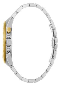 Reloj de acero inoxidable plateado con bisel dorado, que presenta tres botones, una correa texturizada y marcas grabadas en la caja.