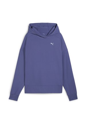 Sweat à capuche violet en tissu doux, avec une grande capuche style cowl, des manches longues, et un petit logo blanc sur la poitrine.