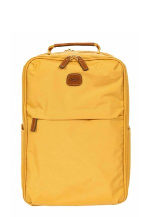 Zaino rettangolare giallo con manico superiore, tasca frontale con zip e tirelli in pelle e patch con logo.