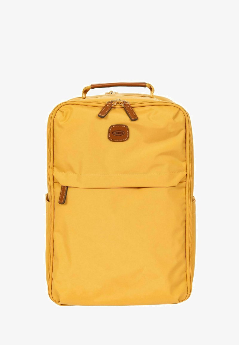 Sac à dos rectangulaire jaune avec poignée supérieure, poche avant zippée, tirettes en cuir et écusson logo.