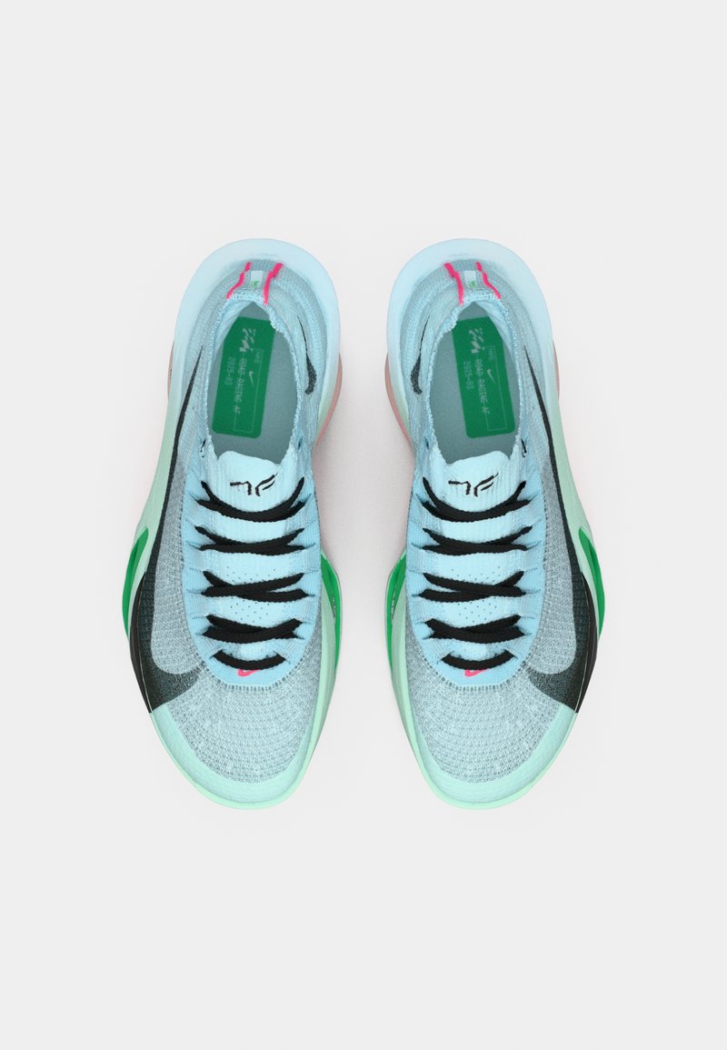 Zapatillas deportivas de color azul claro con cordones negros, acentos verdes y un logo Swoosh negro. Material de malla texturizado y una suela lisa.