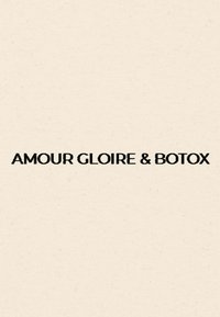 Tekst op een lichtbeige achtergrond leest "AMOUR GLOIRE & BOTOX" in vetgedrukt zwart schreefloze lettertype, gecentreerd en in hoofdletters.