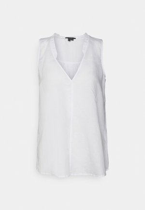Blusa blanca sin mangas con escote en V y detalle sutil de volante en el cuello, hecha de tela ligera.