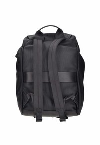 Mochila negra hecha de tela duradera, con correas de hombro acolchadas, un asa en la parte superior y un diseño sencillo sin logotipos ni adornos visibles.