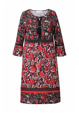 Černé šaty s červeným květinovým vzorem, krátké rozšířené rukávy a kulatý výstřih. Obsahují šňůrku se střapci na krku a vodorovné proužky.