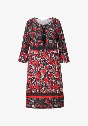 Černé šaty s červeným květinovým vzorem, krátké rozšířené rukávy a kulatý výstřih. Obsahují šňůrku se střapci na krku a vodorovné proužky.