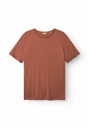 Tricou scurt, de culoare ruginie, cu guler rotund, realizat dintr-un material moale, texturat. Prezintă o croială lejeră și detalii cusute la margini.