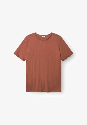 Tricou scurt, de culoare ruginie, cu guler rotund, realizat dintr-un material moale, texturat. Prezintă o croială lejeră și detalii cusute la margini.