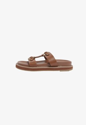 Brun læder slip-on sandal med to brede remme og en metalringsdetalje, flad sål med syninger langs kanterne.