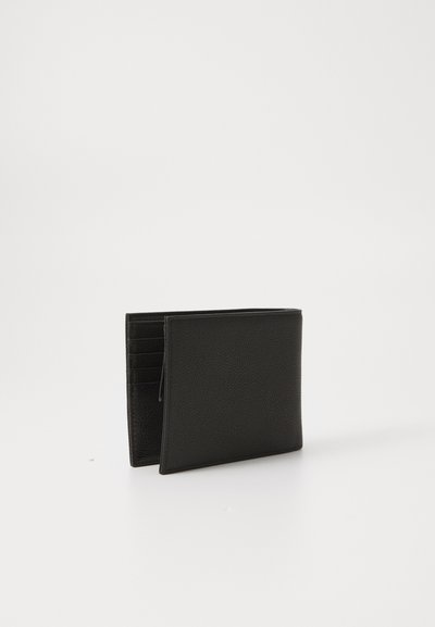 Portofel din piele neagră cu o suprafață texturată, având mai multe sloturi pentru carduri și un design minimalist. Marginile sunt finisate curat.