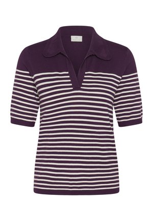 Fioletowo-biała poziomo paskowana koszulka polo z krótkim rękawem i otwartym kołnierzykiem w kształcie litery V.