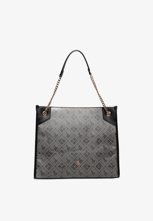Bolso de tote con un exterior gris estampado, acentos de cuero negro y asas de cadena dorada. Presenta diseños geométricos en la tela.