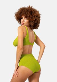 Limegrön tvådelad baddräkt med texturerad tyg, som har en låg rygg och breda remmar på toppen, högmidjade bottnar.