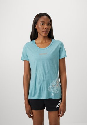 Helles blaues Kurzarm-T-Shirt mit einem gewölbten Ausschnitt. Verfügt über ein orangefarbenes "Icebreaker"-Logo und ein Konturdesign in Weiß und Orange am unteren Rand.