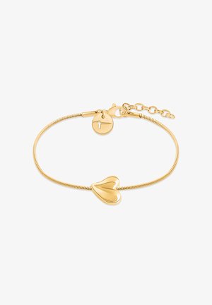 Armbånd i guldfarve med en fleksibel kæde, der har en hjerteformet vedhæng og en rund lås med et lille designdetalje.