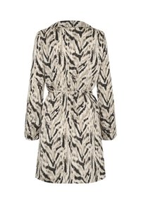 Χακί ρόμπα με animal print σε μπεζ, μαύρο και κρεμ. Κατασκευασμένη από μαλακό ύφασμα με ζώνη στη μέση και μακριά μανίκια. Διαθέτει γιακά με αυλάκι.