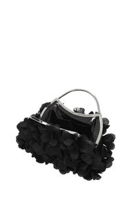 Bolso negro con un diseño floral texturizado hecho de pétalos de tela, asa de metal plateado e interior de satén con bolsillos.