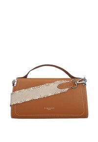 Bruine leren handtas met een gestructureerd oppervlak, voorzien van een brede beige schouderband met rafelige randen, zilveren hardware en witte stiksels.