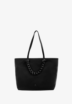 Bolso tote negro con un acabado de cuero liso, que presenta dos asas de cuero negro y un acento de cadena gruesa en la parte frontal. Detalle del logo de calavera en la base.