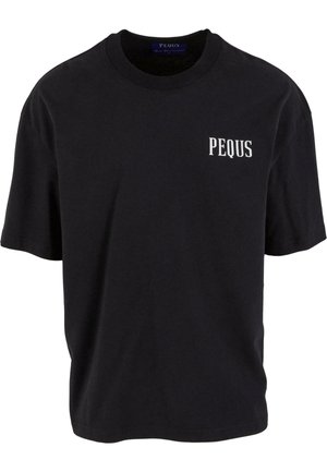 Fekete, rövid ujjú pamut póló, kerek nyakkivágással, bal mellen fehér "PEQUS" felirattal. Egyszerű és letisztult dizájn.