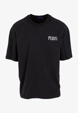 Sort kortærmet t-shirt lavet af bomuld, med rund hals og hvid tekst "PEQUS" på venstre bryst. Enkel og solid design.