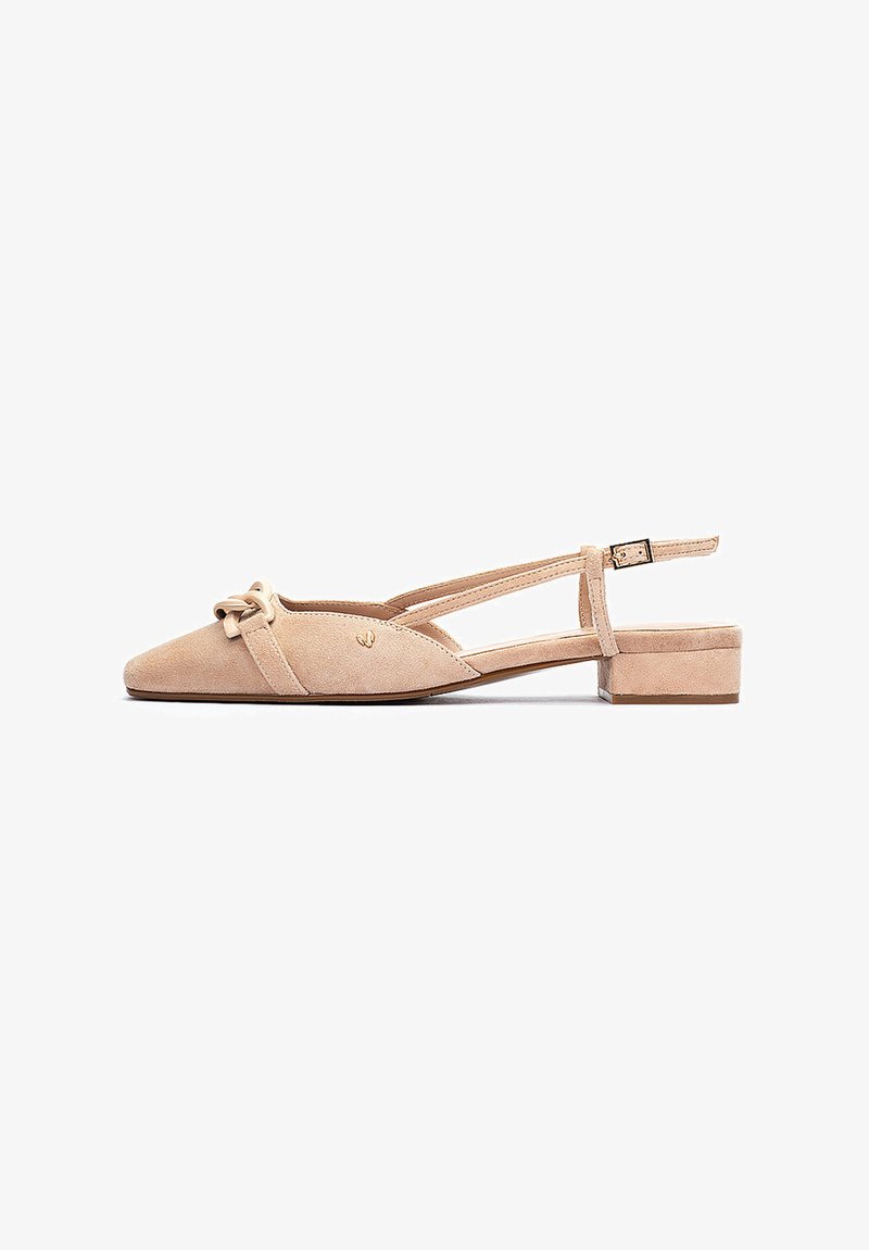 Chaussures slingback en daim beige avec un petit talon bloc, un bout pointu et un nœud décoratif à l'avant. Bride ajustable avec détail boucle.