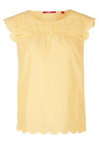 Geel topje met een geschulpte zoom en oogjes kant details bij de hals. Korte, cap-sleeve mouwen en een losse, geplooide pasvorm.