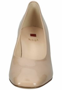 Chaussure à talon haut en cuir verni beige avec bout pointu et logo "högl" imprimé sur la semelle intérieure.