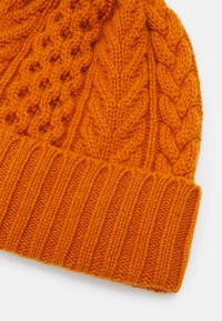 Johnstons of Elgin ARAN CABLE BEANIE - Gorro - burned orange