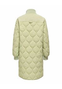 Long manteau matelassé vert clair avec col montant, poignets côtelés et ourlet arrondi, vu de dos sur fond blanc.