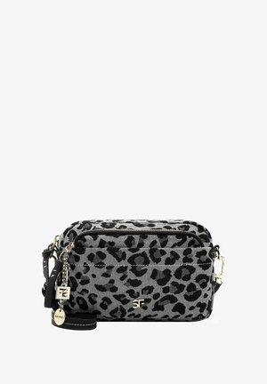 Pelēku un melnu kanvas leopardu rakstu plecu soma ar rāvējslēdzēju, sudraba toņa aparatūru un noņemamu siksnu ar logotipa akcentiem.