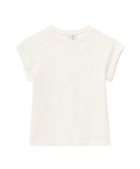 Schlichtes weißes T-Shirt mit kurzen Raglanärmeln und Rundhalsausschnitt, flach liegend vor weißem Hintergrund dargestellt.