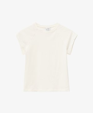 Schlichtes weißes T-Shirt mit kurzen Raglanärmeln und Rundhalsausschnitt, flach liegend vor weißem Hintergrund dargestellt.