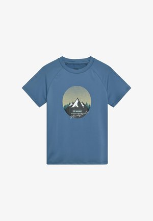 T-shirt bleu à manches courtes avec motif de montagne, arbres et soleil, et texte "Go Hiking, mountain adventure, get ready for action" sur le devant.