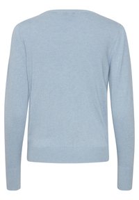 Pull bleu clair avec un col rond, des manches longues et un ourlet côtelé. Fabriqué en tissu doux et lisse sans motifs ni accents visibles.