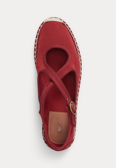 Κόκκινο εσπαντρίγια από καμβά με σταυρωτούς ιμάντες και ορειχάλκινο πόρπη, δερμάτινη εσωτερική σόλα με ανάγλυφο λογότυπο παίκτη πόλο και ραμμένη σόλα από γιούτα.