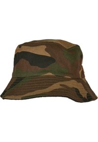 Chapeau seau camouflage brun et vert avec un large bord, fabriqué en tissu. Présente des coutures cousues et une surface douce et texturée.