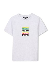 Camiseta de algodón gris con un estampado gráfico en colores como amarillo, verde, rojo y negro, que dice "UNIFORME OFICIAL NUEVA YORK DKNY".