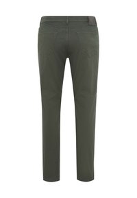 Olijfgroene katoenmix broek met een rechte pijp, voorzien van twee achterzakken en een klein logo patch op de tailleband.