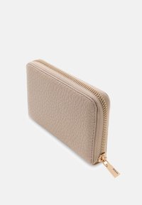 Portafoglio bifold in pelle beige testurizzata. Presenta una chiusura a zip dorata con cursore in metallo, finitura liscia e forma rettangolare compatta.