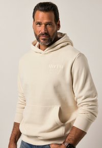 Sudadera con capucha beige con un bolsillo delantero, puños acanalados y un logo en relieve. Tejido suave y texturizado, diseñada para el uso casual.