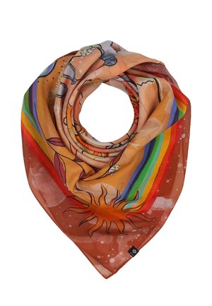 Quadratisches Tuch mit orangefarbenem Hintergrund, einer großen Sonnenillustration und einem Regenbogenstreifen entlang einer Kante, zu einer kreisförmigen Form gefaltet.