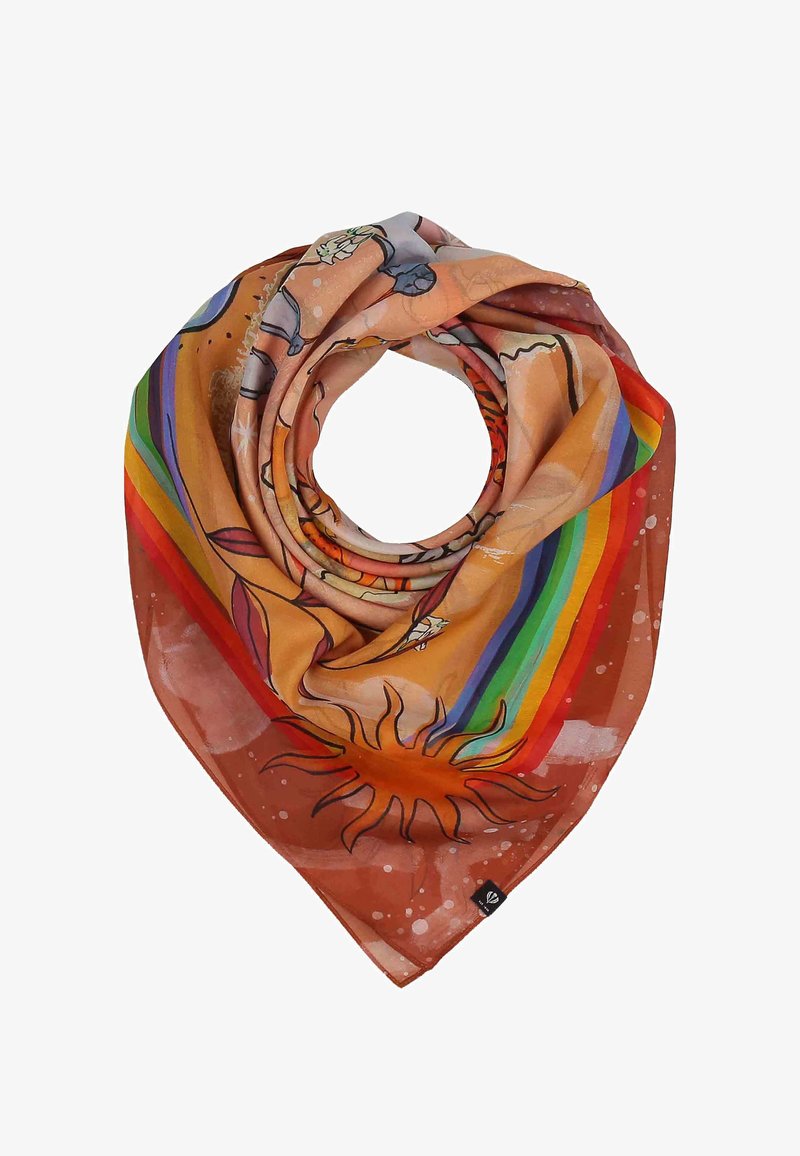 Foulard carré avec un fond orange, une grande illustration de soleil et une bande arc-en-ciel le long d'un bord, plié en forme circulaire.