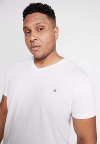 GANT THE ORIGINAL SLIM V NECK  - Trükipildiga T-särk - white