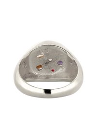 Zilveren ring bekeken van binnen, met kleine ingelegde edelstenen in verschillende vormen en kleuren aan de binnenkant.