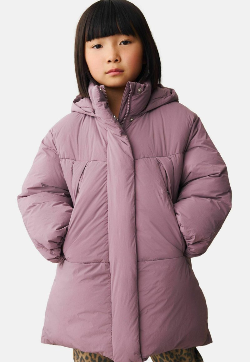 Helle rosa Daunenjacke mit hohem Kragen und Kapuze, vertikalem Reißverschluss, flauschiger Textur und seitlichen Taschen.