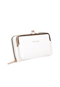 Portafoglio bianco in pelle con superficie texturizzata, hardware dorato, chiusura a zip e un gancio sulla parte superiore. Nome del marchio 'pierre cardin' impresso.