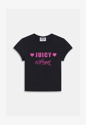 Melna kokvilnas T-krekls ar īsām piedurknēm, uz tā ir izcils rozā teksts: "JUICY" ar sirsniņām un vārds "Angel" rakstīts kursīvā fontā.