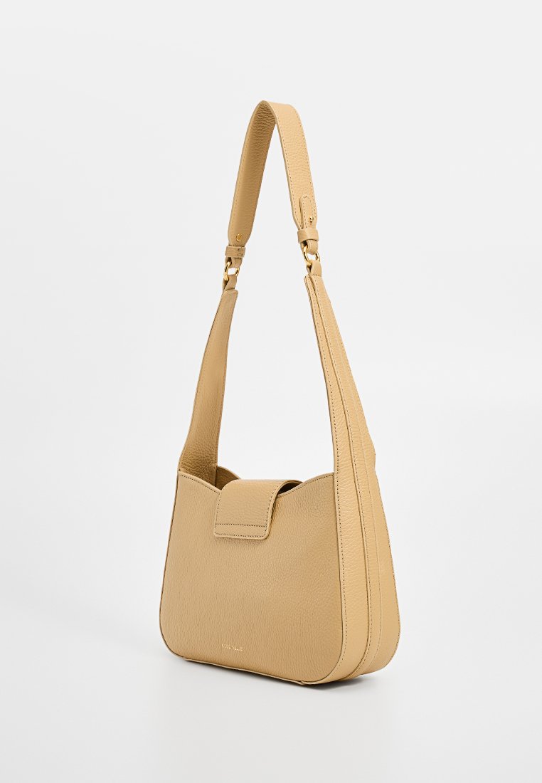 Beige Leder Schultertasche mit strukturierter Form, flacher Vorderklappe und strukturierter Oberfläche. Verfügt über einen verstellbaren Riemen und goldfarbene Hardwareakzente.