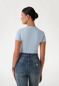 Guess TRIANGLE  - T-Shirt basic - lichtblauw